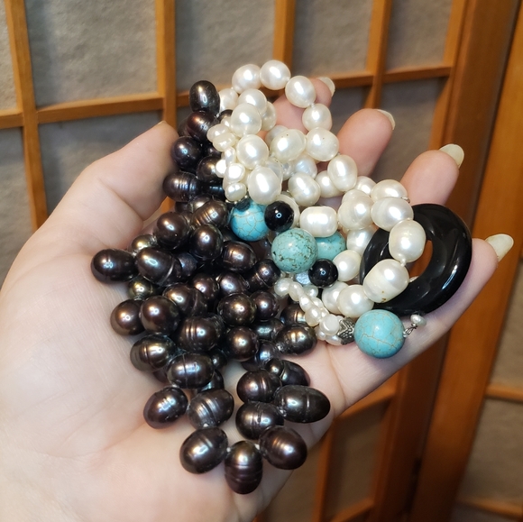 Two-tone White and Black Freshwater Pearl Asymmetrical Necklace - Picture 4 of 4